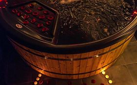 Playroom Xxl Loft Love Room Avec Espace Spa Terrasse Vue Sur Les Toits Salle De Jeux Pour Adultes Libourne Centre 10 Min De St Emilion Proche Bordeaux